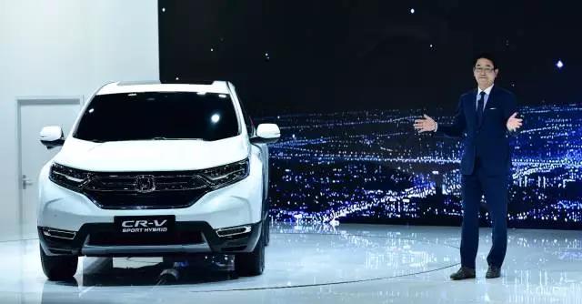 作為全球最暢銷的SUV， CR-V創(chuàng)造了無數(shù)個奇跡。撇開全球不說，從2004年CR-V被引進到中國市場以來，就開拓了城市SUV市場，開啟了國內(nèi)高品質(zhì)SUV生活潮流。進取之路永不停止，就在此次上海車展期間，東風本田CR-V也終于迎來了全新?lián)Q代，實現(xiàn)了從內(nèi)到外的全面革新。
