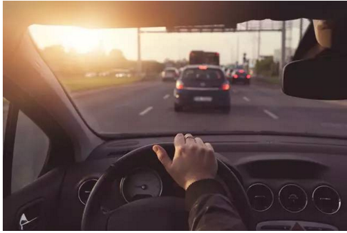 開車的這些陋習，據(jù)說會開車的人都犯過！別說你沒有！